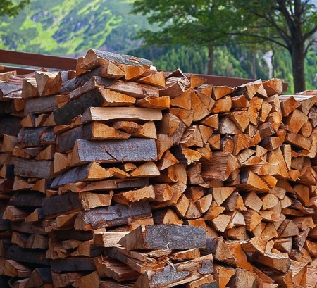 Poêle à bois : savez-vous la quantité de bois de chauffage que vous devez stocker ?
